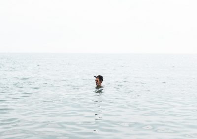 hombre en el agua del mar